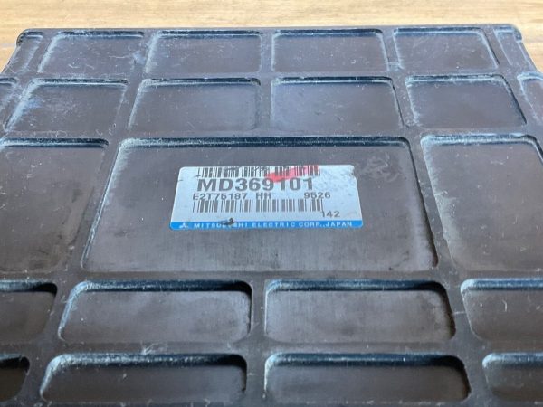 2000 Mitsubishi Montero 3.0 Engine Computer Module ECU ECM MD369101 - Image 3