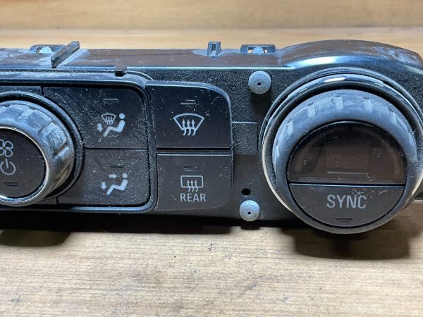 2014 Chevrolet Silverado 1500  Climate Control Temperature Unit OEM 23176290 - Image 4