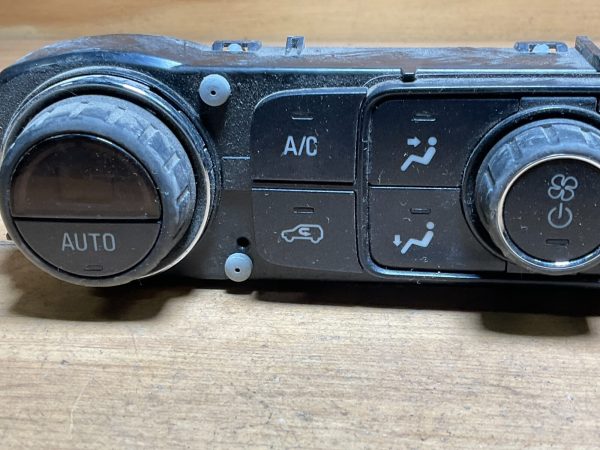 2014 Chevrolet Silverado 1500  Climate Control Temperature Unit OEM 23176290 - Image 6