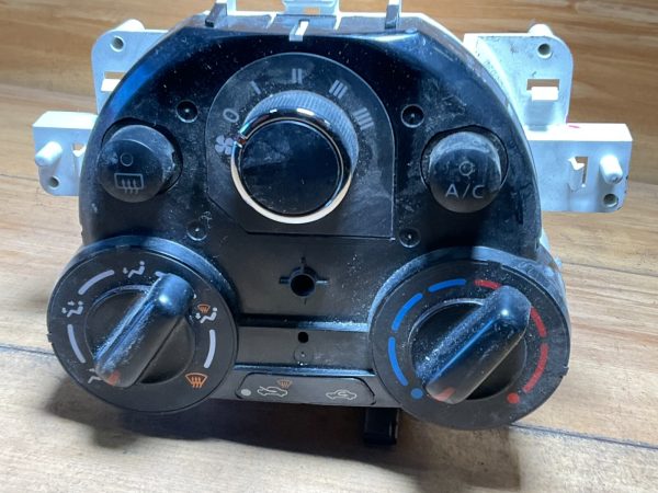 2015-2019 Nissan Versa Climate Control Temperature Unit OEM 27513 9KK1A