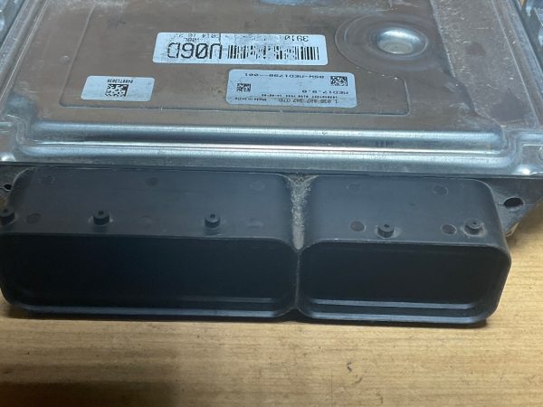 2015 Hyundai Veloster  Engine Computer Module ECU ECM 39110-2BBR4 - Image 4