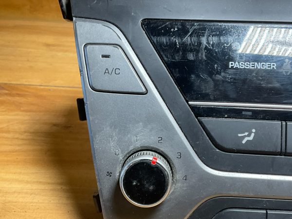 2017-2018 Hyundai Elantra Climate Control Temperature Unit  97250F20624X - Image 3