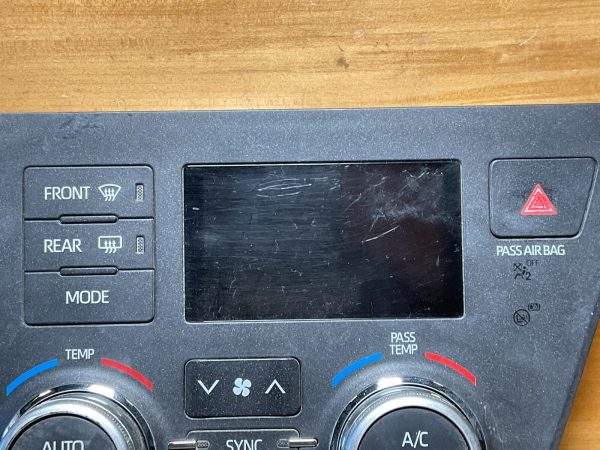 2018-2020 Toyota Sienna Climate Control Temperature Unite OEM  55900-08170 - Image 5