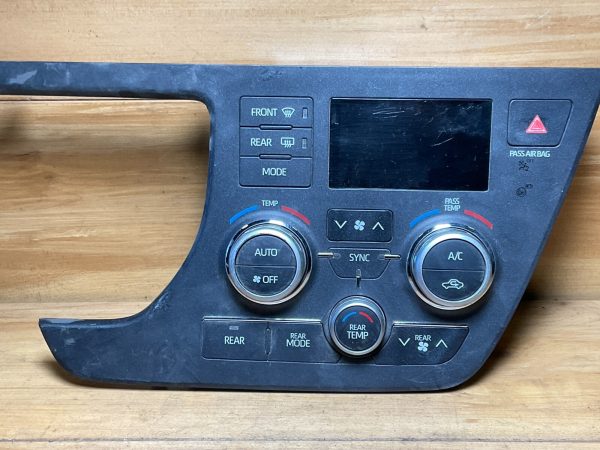 2018-2020 Toyota Sienna Climate Control Temperature Unite OEM  55900-08170