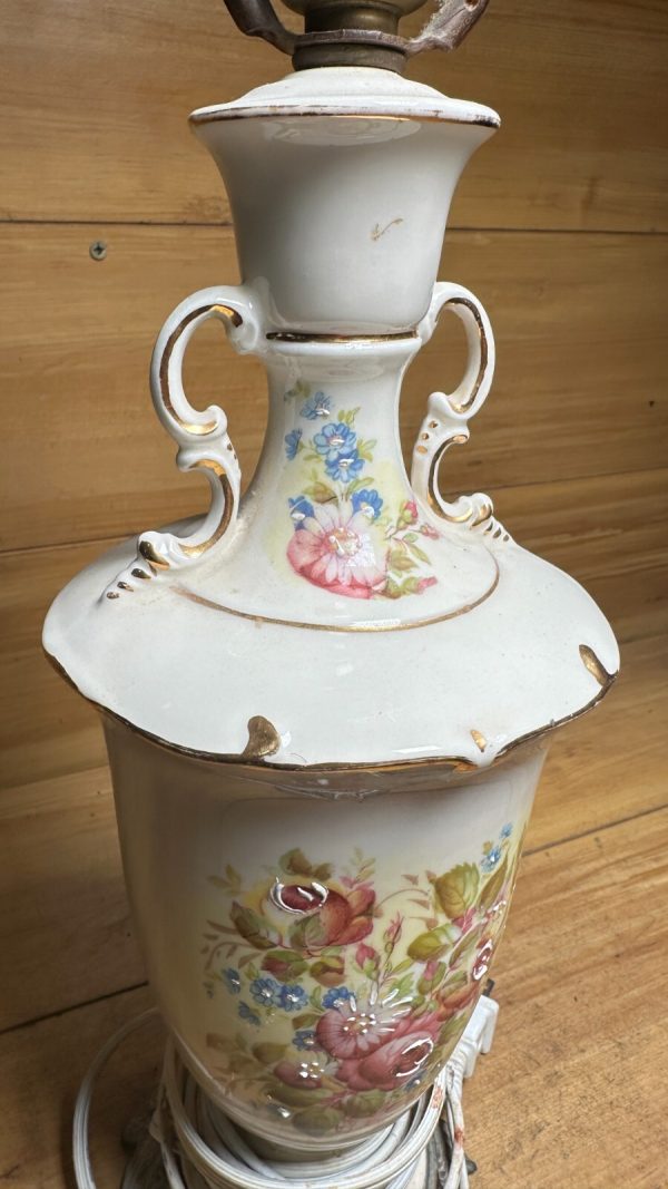 Antique Porcelain Rose Lamp with Golden Handles and Metal Base - Image 4