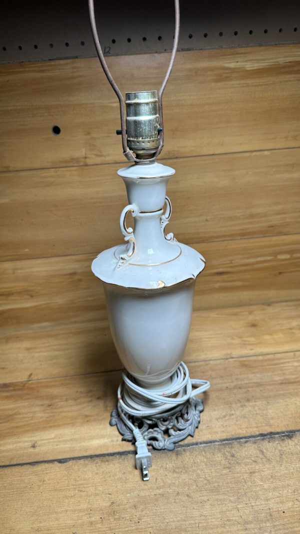 Antique Porcelain Rose Lamp with Golden Handles and Metal Base - Image 7
