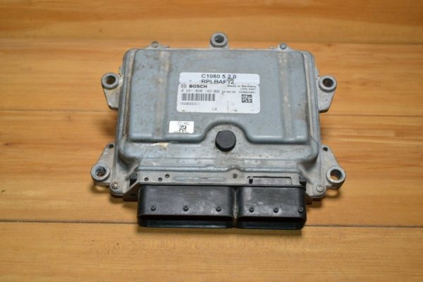 INTERNATIONAL CONTROL MODULE BOSCH P/N: 0 281 020 182 // 1890993C1 OEM
