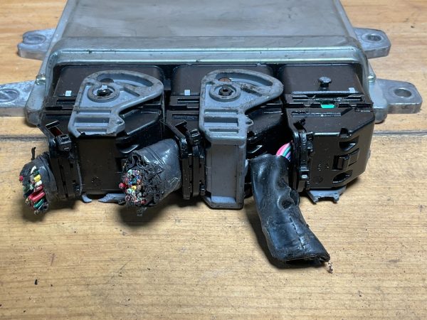 Nissan  Skyline 350GT Engine Computer Module ECU ECM OEM MEC100-120 C1 - Image 4